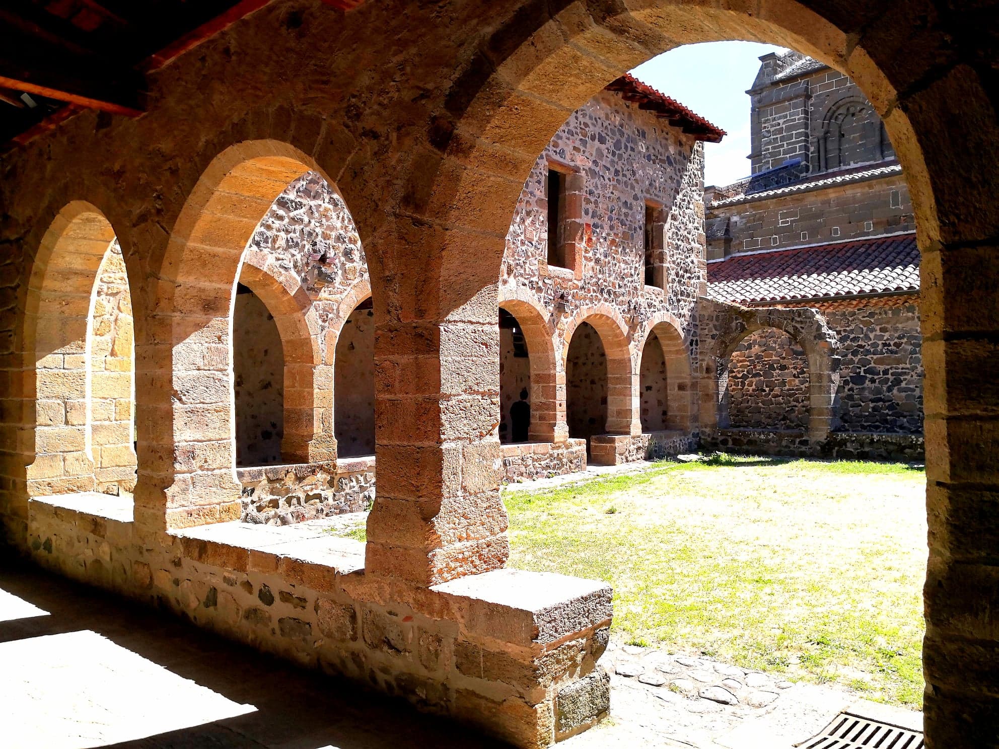 Vue du prieuré de Chanteuges
